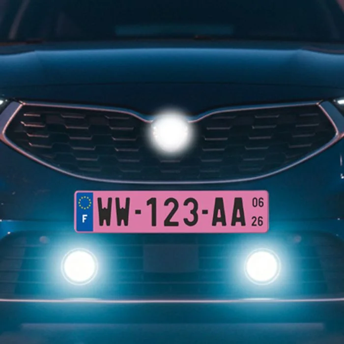 Attention aux nouvelles plaques roses : risques accrus d'arrestation - plaques d'immatriculation roses