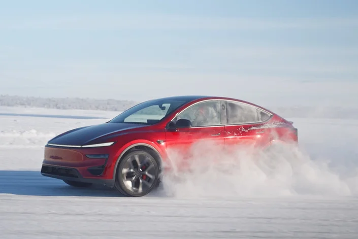 Plaisir de conduire électrique : Tesla sur un lac gelé - Tesla