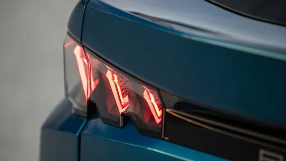 Pénurie de batteries : les Peugeot 3008 et 5008 électriques retardées - Peugeot 3008