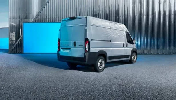 Peugeot E-Boxer : location utilitaire électrique dès 530 €/mois - Peugeot E-Boxer