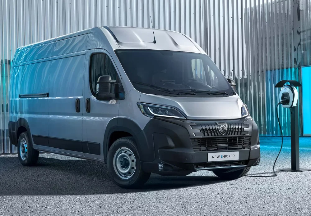 Peugeot E-Boxer : location utilitaire électrique dès 530 €/mois - Peugeot E-Boxer