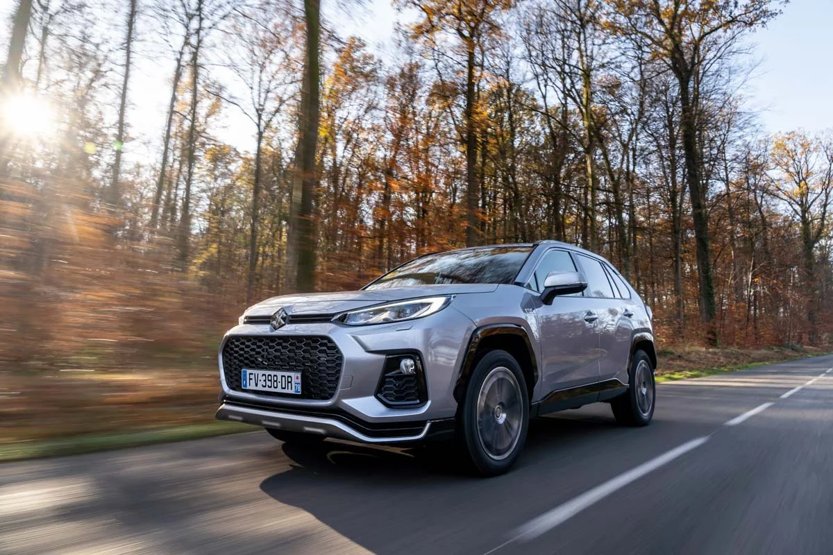Suzuki Across 2026 : tout sur le SUV hybride rechargeable - Suzuki Across