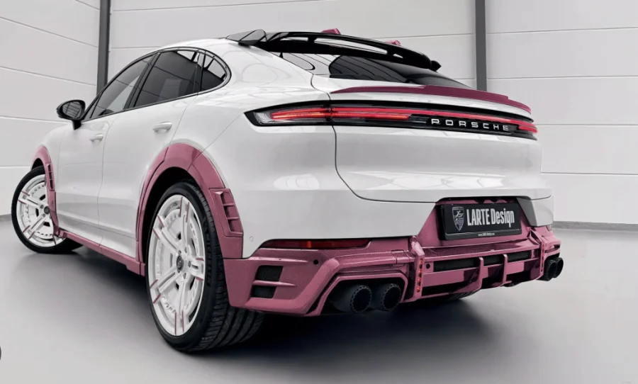 Admirez le Cayenne Coupé en carbone rose inédit - Cayenne Coupé
