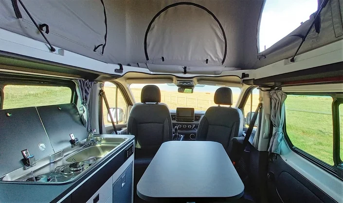 Renault Trafic SpaceNomad vs VW California : Le Meilleur Van Vacances - vans aménagés